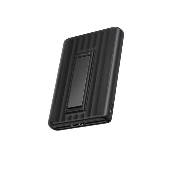 Eine schlanke, schwarze, 10.000mAh mit einer gerippten Textur und einer Aufstellfunktion. Das Design umfasst LED-Anzeigen für den Akkustand und einen USB-C-Anschluss zum Aufladen. Durch seine kompakte Form lässt es sich leicht transportieren.
