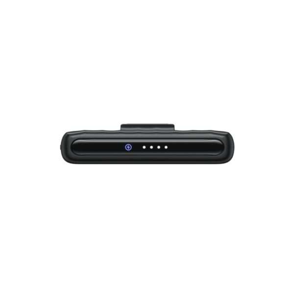 Ein schlanke, schwarze 10.000mAh Powerbank, das von oben betrachtet wird. Es hat eine glatte Oberfläche vier Kontrollleuchten, die den Ladestatus anzeigen. Das Gesamtdesign ist kompakt und modern und eignet sich für den mobilen Einsatz.