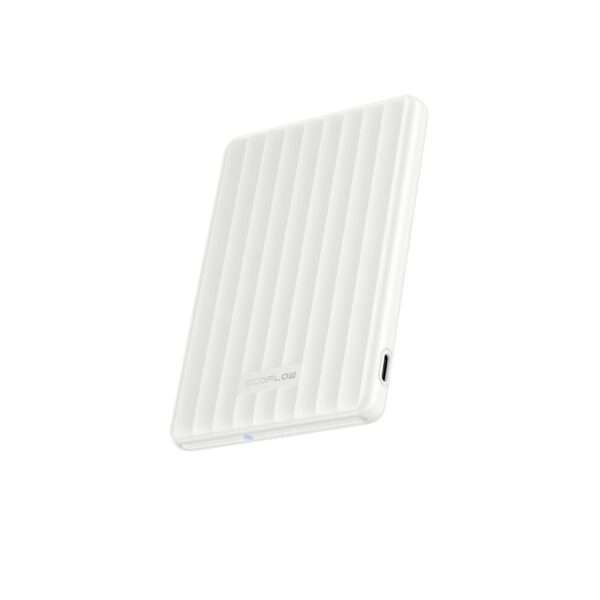 Eine schlanke, weiße, 5.000mAh mit einer gerippten Textur. Das Design umfasst LED-Anzeigen für den Akkustand und einen USB-C-Anschluss zum Aufladen. Durch seine kompakte Form lässt es sich leicht transportieren.