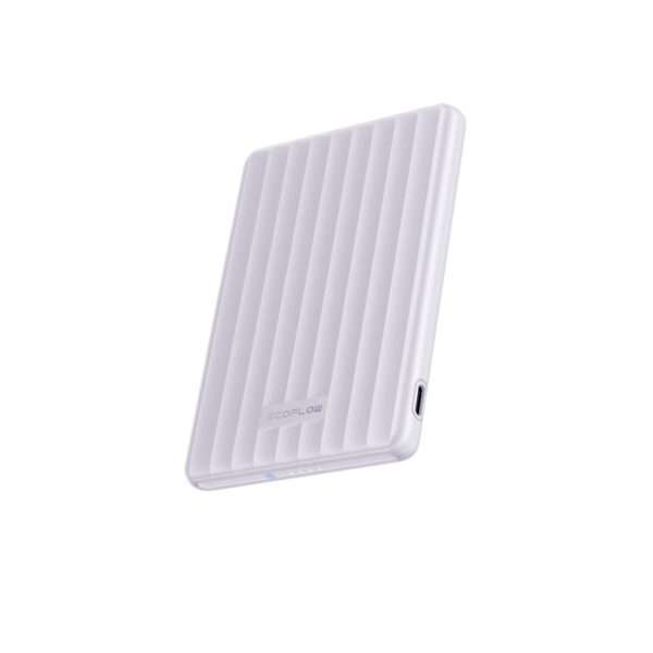 Eine schlanke, lila farbene, 5.000mAh mit einer gerippten Textur. Das Design umfasst LED-Anzeigen für den Akkustand und einen USB-C-Anschluss zum Aufladen. Durch seine kompakte Form lässt es sich leicht transportieren.