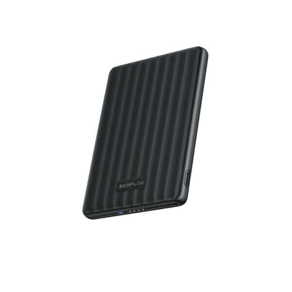 Eine schlanke, schwarze, 5.000mAh mit einer gerippten Textur. Das Design umfasst LED-Anzeigen für den Akkustand und einen USB-C-Anschluss zum Aufladen. Durch seine kompakte Form lässt es sich leicht transportieren.