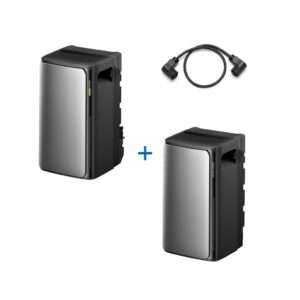 Ein Paar eleganter schwarzer und silberner elektronischer Geräte mit einer glatten, abgerundeten Vorderseite sind nebeneinander ausgestellt. Zu den Geräten gehört ein kurzes schwarzes Kabel mit zwei Anschlüssen an beiden Enden. Die Anordnung deutet darauf hin, dass sie Teil eines größeren Systems sind, möglicherweise zur Verbesserung der Konnektivität oder Funktionalität.