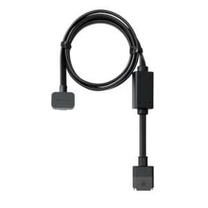 Ein schwarzes Kabel mit zwei Anschlüssen, das sich in der Mitte des Bildes befindet. Das Kabel ist spiralförmig gewickelt und endet in zwei quadratischen Anschlüssen. Der obere Anschluss ist rechteckig, der untere ist quadratisch und etwas größer. Das Bild zeigt nur das Kabel und die Anschlüsse, ohne Hintergrund oder weitere Details. Die Farben sind einfarbig, mit tiefschwarzem Kabel und Anschlüssen. Die Komposition ist einfach und fokussiert auf das Kabel, mit einem klaren, weißen Hintergrund. Die Perspektive ist direkt von oben. Kein Stil oder Atmosphäre sind im Bild erkennbar.