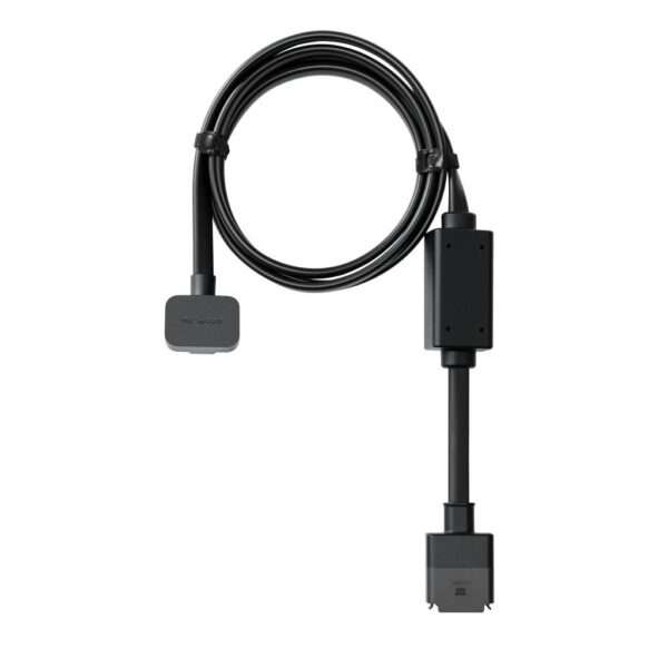 Ein schwarzes Kabel mit zwei Anschlüssen, das sich in der Mitte des Bildes befindet. Das Kabel ist spiralförmig gewickelt und endet in zwei quadratischen Anschlüssen. Der obere Anschluss ist rechteckig, der untere ist quadratisch und etwas größer. Das Bild zeigt nur das Kabel und die Anschlüsse, ohne Hintergrund oder weitere Details. Die Farben sind einfarbig, mit tiefschwarzem Kabel und Anschlüssen. Die Komposition ist einfach und fokussiert auf das Kabel, mit einem klaren, weißen Hintergrund. Die Perspektive ist direkt von oben. Kein Stil oder Atmosphäre sind im Bild erkennbar.