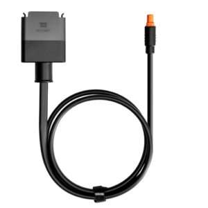 Ein schwarzes Kabel mit einem orangefarbenen Stecker und einem grauen Anschlussgehäuse. Das Kabel ist spiralförmig um den Anschluss gewickelt. Der Anschluss ist rechteckig und zeigt den Schriftzug "BATTERY". Das Kabel ist mit einem schwarzen, umlaufenden Klettverschluss befestigt. Der Hintergrund ist weiß. Die Komposition ist einfach und fokussiert auf die Details des Kabels und des Anschlusses. Die Perspektive ist direkt von oben. Die Beleuchtung ist neutral und gleichmäßig, ohne Schatten oder besondere Lichteffekte. Der Stil ist funktional und modern. Es gibt keine besonderen Details, nur die klare Darstellung des Kabels und des Anschlusses.