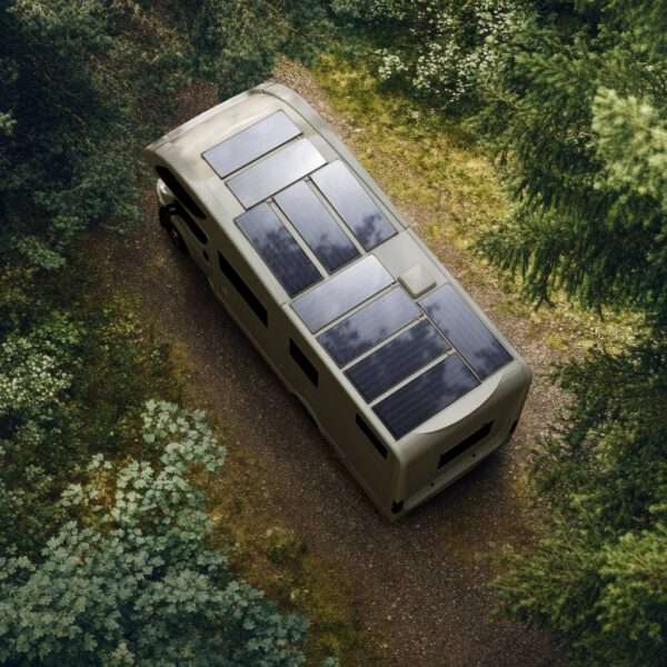 Luftaufnahme eines eleganten, modernen Wohnmobils, das auf einem unbefestigten Weg inmitten von üppigem Grün geparkt ist. Der Van hat ein stromlinienförmiges Design mit mehreren Solarzellen auf dem Dach, was auf Nachhaltigkeit hinweist. Hohe Bäume und dichtes Blattwerk bilden eine ruhige, natürliche Kulisse.
