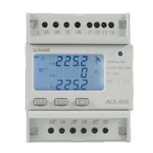Acrel ADL400 digitales Leistungsmessgerät mit einem hintergrundbeleuchteten LCD-Display, auf dem die Spannung von 225,2 V und andere Messwerte angezeigt werden. Das Gerät verfügt über fünf Eingangsklemmen an der Oberseite, die mit UA, UB, UC, UN bezeichnet sind, und weitere Klemmen darunter für die Strommessung (IA, IB, IC). Auf der Vorderseite befinden sich Navigationstasten für die Benutzerinteraktion, die in einem kompakten, weißen Gehäuse untergebracht sind, das für den Einbau in Schalttafeln vorgesehen ist.