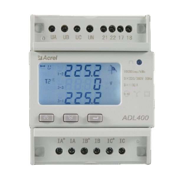 Acrel ADL400 digitales Leistungsmessgerät mit einem hintergrundbeleuchteten LCD-Display, auf dem die Spannung von 225,2 V und andere Messwerte angezeigt werden. Das Gerät verfügt über fünf Eingangsklemmen an der Oberseite, die mit UA, UB, UC, UN bezeichnet sind, und weitere Klemmen darunter für die Strommessung (IA, IB, IC). Auf der Vorderseite befinden sich Navigationstasten für die Benutzerinteraktion, die in einem kompakten, weißen Gehäuse untergebracht sind, das für den Einbau in Schalttafeln vorgesehen ist.