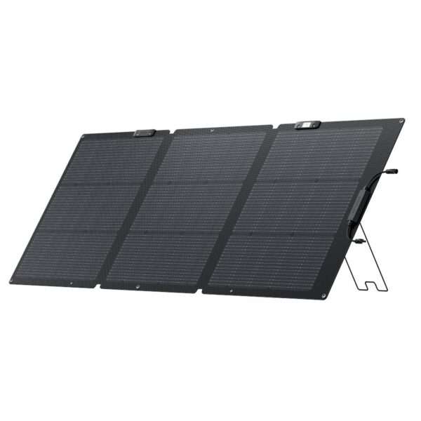 Ein tragbares Solarpanel-Setup mit drei schwarzen, glänzenden Solarpanels, die zusammengefaltet sind. Die Paneele sind verstellbar, werden von einem kleinen Metallständer getragen und sind für den Außeneinsatz konzipiert, um das Sonnenlicht effizient einzufangen.