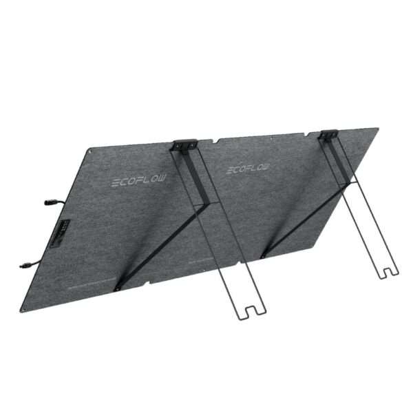 Ein zweifach gefaltetes Solarmodul mit einer strukturierten grauen Oberfläche und der Aufschrift ECOFLOW auf beiden Seiten. Es verfügt über schwarze Halterungen, die das Paneel aufrecht halten, so dass es das Sonnenlicht effektiv einfangen kann. Das Paneel ist für die tragbare Energieerzeugung konzipiert und hat an den Seiten sichtbare Anschlüsse für eine einfache Installation.