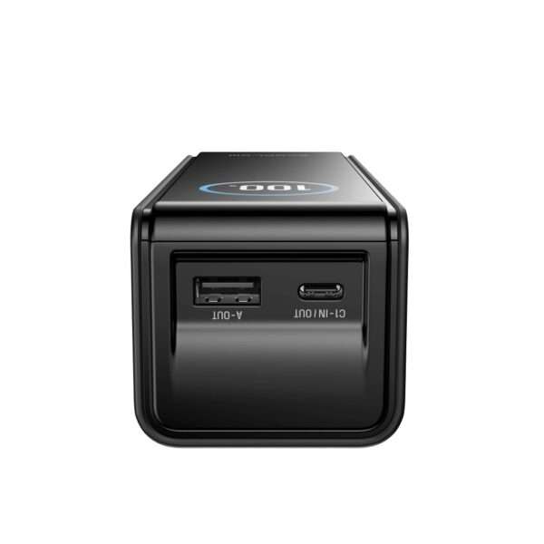 Ein kompakter, schwarzer Ladeblock mit drei Anschlüssen: zwei Standard-USB-A-Ausgänge und ein USB-C-Eingang/-Ausgang. Auf der Oberseite wird die Zahl 100 in einem blauen Kreis angezeigt. Auf der Vorderseite sind die Beschriftungen der Anschlüsse zu sehen, die die Funktion der einzelnen Ausgänge angeben. Das Design ist schlank und modern und eignet sich für den Einsatz auf Reisen oder zu Hause.