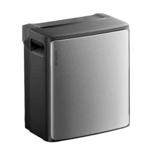Ein kompaktes, tragbares Kraftwerk mit einer eleganten silbernen Frontplatte und einem robusten schwarzen Gehäuse. Sie verfügt über ergonomische Griffe für den einfachen Transport und ein minimalistisches Design, das den Markennamen EcoFlow auf der Seite zeigt. Die Oberfläche ist glatt und leicht gewölbt, was sie optisch ansprechend und funktional für den Einsatz im Freien oder in Notfällen macht.