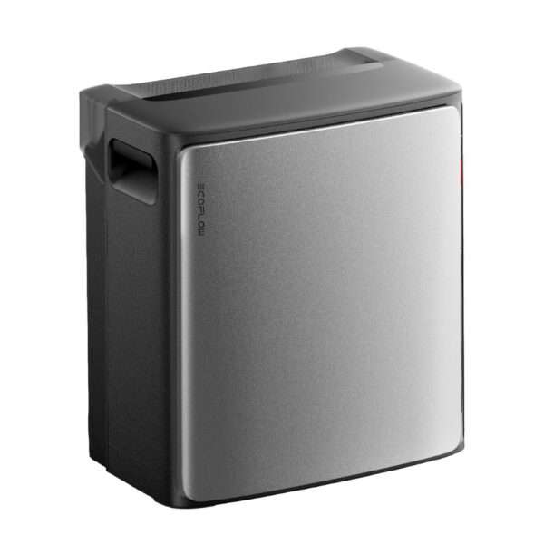 Ein kompaktes, tragbares Kraftwerk mit einer eleganten silbernen Frontplatte und einem robusten schwarzen Gehäuse. Sie verfügt über ergonomische Griffe für den einfachen Transport und ein minimalistisches Design, das den Markennamen EcoFlow auf der Seite zeigt. Die Oberfläche ist glatt und leicht gewölbt, was sie optisch ansprechend und funktional für den Einsatz im Freien oder in Notfällen macht.