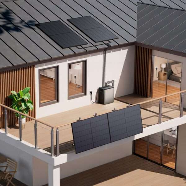 Ein modernes zweistöckiges Haus mit einem glatten, dunklen Dach, auf dem zwei Sonnenkollektoren angebracht sind. Das Äußere weist natürliche Holzakzente und große Fenster auf, die einen hellen Innenraum widerspiegeln. Auf dem Balkon befinden sich ein Glasgeländer und eine Topfpflanze. Ein Batteriespeicher ist über sichtbare Schläuche mit den Solarzellen verbunden und unterstreicht die umweltfreundlichen Energielösungen des Hauses. Die Terrasse besteht aus Holzdielen, die eine warme und moderne Atmosphäre schaffen.