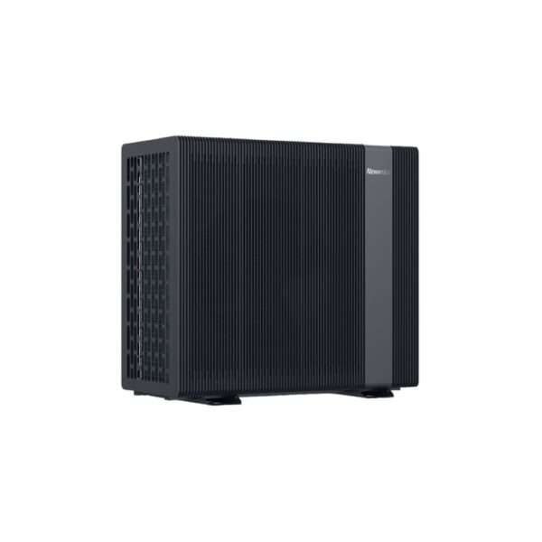 Eine elegante, schwarze Wärmepumpe mit geriffeltem Außendesign und einer glatten, flachen Frontblende. Das Gerät zeichnet sich durch eine moderne, kompakte Form aus und steht auf kleinen Füßen, die für Stabilität sorgen. Die Seitenwände sind mit einem Wabenmuster für den Luftstrom versehen, das die Funktionalität des Geräts unterstreicht und gleichzeitig eine elegante Ästhetik bewahrt.