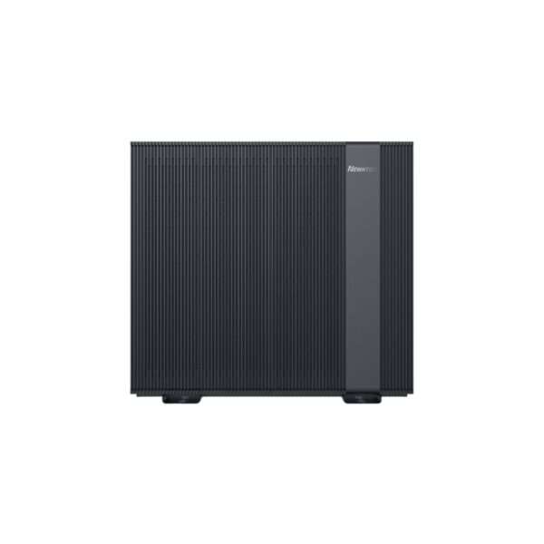 Ein elegante, rechteckige schwarze Wärmepumpe mit vertikaler Rippenstruktur auf der Vorderseite und einem dezenten Markenlogo an der Seite. Das Gehäuse hat ein minimalistisches Design und steht dank kleiner Füße leicht erhöht auf der Oberfläche. Die Gesamtästhetik ist modern und professionell.