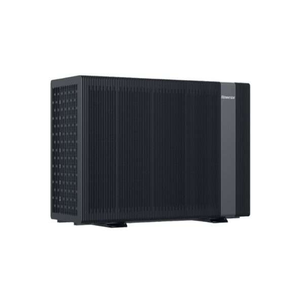 Eine elegante, schwarze Wärmepumpe mit geriffeltem Außendesign und einer glatten, flachen Frontblende. Das Gerät zeichnet sich durch eine moderne, kompakte Form aus und steht auf kleinen Füßen, die für Stabilität sorgen. Die Seitenwände sind mit einem Wabenmuster für den Luftstrom versehen, das die Funktionalität des Geräts unterstreicht und gleichzeitig eine elegante Ästhetik bewahrt.