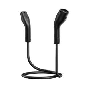 Ein schwarzes Ladekabel für Elektrofahrzeuge mit zwei Steckern: Ein Ende verfügt über einen Standardstecker mit geradem Design, das andere über einen leicht gebogenen Stecker mit einer runden Öffnung. Das Kabel ist aufgerollt und liegt auf einer ebenen Fläche, wodurch seine Flexibilität und Tragbarkeit hervorgehoben werden.