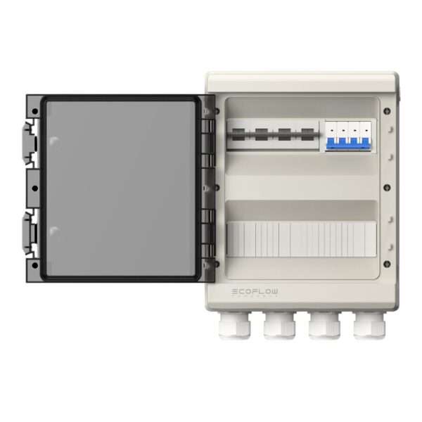 Eine helle elektrische Anschlussdose mit einer transparenten grauen Abdeckung, die sich nach links öffnen lässt. Im Inneren befinden sich mehrere horizontale Schlitze für Kabel oder Stecker, darunter ein blau-weißer Anschlussblock oben. Der untere Teil enthält aufgedruckte Etiketten oder Schlitze zur Organisation. Die Dose hat drei runde Öffnungen an der Unterseite für die Kabeleinführung. Der Markenname ECOFLOW ist auf der Vorderseite angegeben.