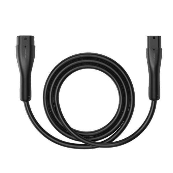 Ein gewendeltes schwarzes Stromkabel mit zwei Steckern an beiden Enden, das für elektrische Anschlüsse konzipiert ist. Das Kabel hat eine glatte Oberfläche und ist kreisförmig angeordnet, wodurch seine Länge und Flexibilität besonders gut zur Geltung kommen.