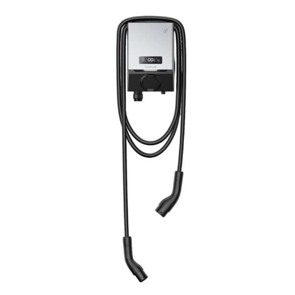 Ein elegantes, wandmontiertes Ladegerät für Elektrofahrzeuge mit einer silbernen Frontblende mit Digitalanzeige und Bedienknopf sowie zwei schwarzen Ladekabeln mit Anschlüssen, die an beiden Seiten herunterhängen. Das Design ist modern und minimalistisch und betont Funktionalität und Benutzerfreundlichkeit