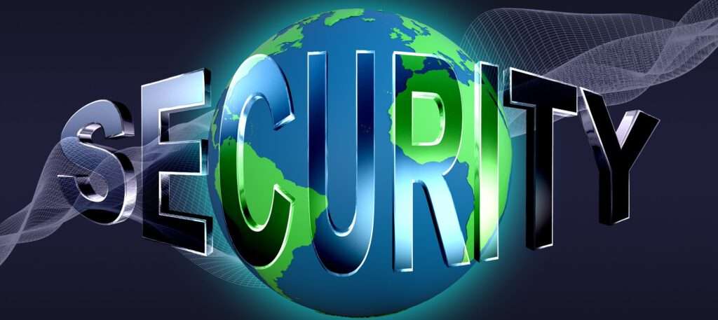Eine 3D-Grafik mit dem Wort SECURITY, das in fetten Metallbuchstaben prominent dargestellt ist. Die Buchstaben sind teilweise transparent und mit einer blauen und grünen Weltkugel im Hintergrund gestaltet, die die Erde darstellt. Ein subtiles netzartiges Muster und die Beleuchtung mit Farbverläufen verstärken das futuristische Gefühl des Bildes vor einem dunklen Hintergrund.