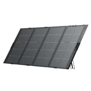 Ein zusammenklappbares Solarpanel mit mehreren Photovoltaikzellen in einem schlanken, dunkelgrauen Design. Das Panel ist in einem Winkel positioniert und zeigt seine gitterartige Oberfläche, die das Sonnenlicht einfängt. Es verfügt über Anschlüsse und Scharniere für einen einfachen Transport und Aufbau und eignet sich für den Einsatz im Freien oder netzunabhängig.