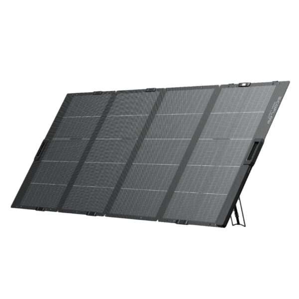 Ein zusammenklappbares Solarpanel mit mehreren Photovoltaikzellen in einem schlanken, dunkelgrauen Design. Das Panel ist in einem Winkel positioniert und zeigt seine gitterartige Oberfläche, die das Sonnenlicht einfängt. Es verfügt über Anschlüsse und Scharniere für einen einfachen Transport und Aufbau und eignet sich für den Einsatz im Freien oder netzunabhängig.