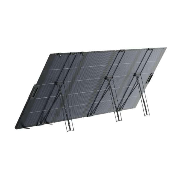 Ein großes, rechteckiges Solarpanel, das in einem Winkel aufgestellt ist und von zwei verstellbaren Ständern gehalten wird. Das Panel verfügt über ein Gitter aus Photovoltaikzellen mit einer glatten, dunklen Oberfläche und sichtbaren Kabelverbindungen. Der Hintergrund ist schlicht weiß, wodurch das Design und die Struktur des Solarpanels besonders gut zur Geltung kommen.