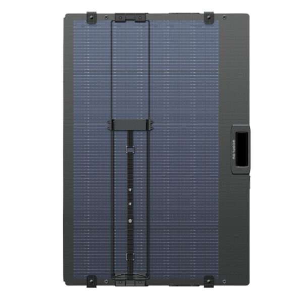 Ein flaches, rechteckiges Solarpanel mit einem dunkelblauen Raster aus Photovoltaikzellen. Die Kanten sind schwarz umrandet, und an einer Seite befindet sich ein Griff zum Tragen. Das Panel verfügt über einen Riemen in der Mitte zur Befestigung und einen kleinen Anschluss an der Seite, der auf seine Funktion zur Erzeugung von Solarenergie hinweist.