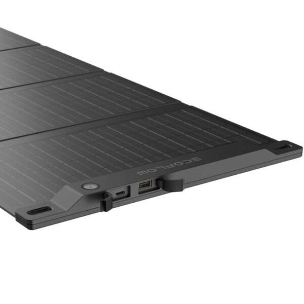 Nahaufnahme eines tragbaren Solarpanels mit mehreren Solarzellen, einem schlanken schwarzen Design und mehreren Anschlussmöglichkeiten, darunter ein USB-C- und ein Standard-USB-Anschluss. Das Logo ECOFLOW ist gut sichtbar an einer Kante angebracht. Das Panel ist teilweise zusammengeklappt, wodurch seine leichte und kompakte Bauweise für einen einfachen Transport deutlich wird.