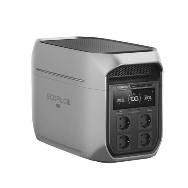 Eine kompakte, tragbare Powerstation mit einem eleganten, silbernen Gehäuse. Auf der Vorderseite befindet sich ein Digitaldisplay, das den Akkustand und die Ausgangsleistung anzeigt, sowie mehrere Anschlüsse, darunter Wechselstromsteckdosen und USB-Anschlüsse. Die Oberseite hat eine strukturierte Oberfläche und an einer Seite befindet sich ein Lüftungsgitter, was das funktionale Design für verschiedene Outdoor- und Notstromanwendungen unterstreicht.