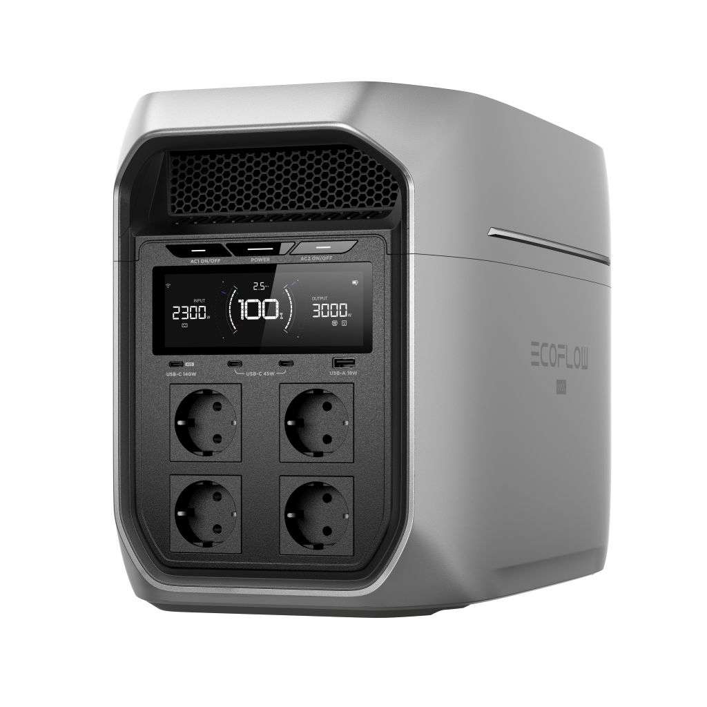 Eine kompakte, tragbare Powerstation in elegantem silbernen Design mit einem digitalen Display, das den Batteriestand (100 %) und die Ausgangsleistung anzeigt. Auf der Vorderseite befinden sich vier Wechselstromsteckdosen und vier USB-Anschlüsse (ein USB-A und drei USB-C), für vielseitige Lademöglichkeiten. Die Oberseite verfügt über einen belüfteten Bereich zur Wärmeableitung. Das Gerät ist mit dem Markennamen EcoFlow gekennzeichnet.