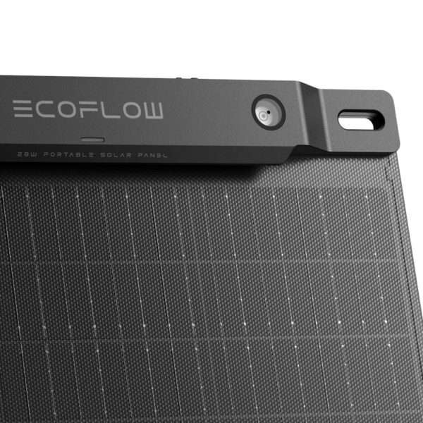 Nahaufnahme eines tragbaren 28-W-Solarpanels von EcoFlow mit einer glatten, dunkelgrauen Oberfläche und einem strukturierten Muster aus Solarzellen. An der Oberkante befindet sich der Markenname EcoFlow in moderner Schrift, neben einem runden Stromanschluss und einem praktischen Griff für den einfachen Transport. Das Gesamtdesign betont die Tragbarkeit und effiziente Energieerzeugung.
