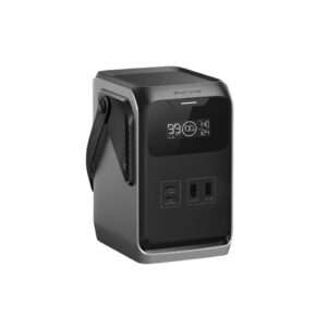 Eine elegante, tragbare Powerstation in Schwarz und Silber. Sie verfügt über ein digitales Display, das den Batteriestand (99 %), die Ausgangsleistung und Eingangsleistung anzeigt. An der Vorderseite befinden sich mehrere Anschlüsse, darunter USB-Buchsen zum Aufladen von Geräten. An der Seite ist ein stabiler Griff integriert, der den Transport erleichtert. Die Oberfläche ist griffig strukturiert.