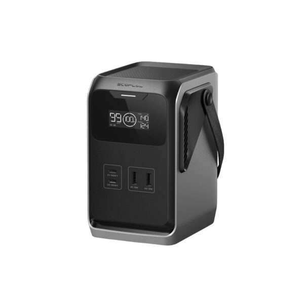Eine kompakte, tragbare Stromversorgung in Schwarz mit modernem Design. Sie verfügt über ein digitales Display, das den Akkustand in Prozent und Informationen zur Ausgangsleistung anzeigt. An der Vorderseite befinden sich mehrere Anschlüsse, darunter zwei USB-A-Anschlüsse und zwei USC-C-Anschlüsse. An einer Seite befindet sich ein strukturierter Griff für den einfachen Transport. Die Oberseite ist leicht abgeschrägt und hat eine glatte Oberfläche.