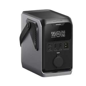 Eine kompakte, tragbare Stromversorgung mit einem eleganten grauen Gehäuse und einem digitalen Display, das den Akkustand und die Ausgangsleistung anzeigt. Sie verfügt über mehrere Anschlüsse, darunter zwei USB-Anschlüsse und eine Zigarettenanzünderbuchse sowie einen Solareingang. An der Seite befindet sich ein stabiler Griff für den einfachen Transport, und die Oberseite hat eine strukturierte Oberfläche für zusätzlichen Halt.