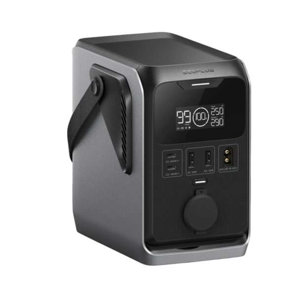 Eine kompakte, tragbare Stromversorgung mit einem eleganten grauen Gehäuse und einem digitalen Display, das den Akkustand und die Ausgangsleistung anzeigt. Sie verfügt über mehrere Anschlüsse, darunter zwei USB-Anschlüsse und eine Zigarettenanzünderbuchse sowie einen Solareingang. An der Seite befindet sich ein stabiler Griff für den einfachen Transport, und die Oberseite hat eine strukturierte Oberfläche für zusätzlichen Halt.