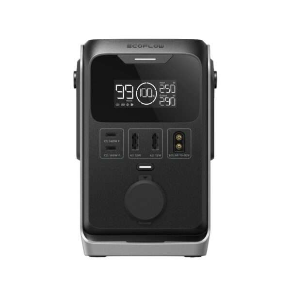 Ein kompaktes, tragbares Kraftwerk mit einem digitalen Display, das den Akkustand, die Eingangs- und Ausgangsleistung in Watt anzeigt. Auf der Vorderseite befinden sich mehrere Anschlüsse, darunter zwei USB-A-, zwei USB-C- und ein Solareingang sowie eine Zigarettenanzünderbuchse. Das schlanke Design in Schwarz und Silber unterstreicht die moderne Ästhetik und macht es ideal für den Einsatz im Freien oder in Notfällen.