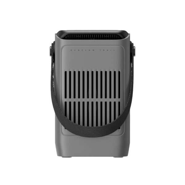 Ein kompaktes, tragbares Gerät mit einem schlanken, rechteckigen Design und einer strukturierten Oberfläche. Die Rückseite ist mit vertikalen Schlitzen zur Belüftung versehen und verfügt über einen ergonomischen Griff zum einfachen Tragen. Die Farbe ist ein gedecktes Grau, das ihm ein modernes Aussehen verleiht. Auf der Oberseite ist der Markenname ECOFLOW TRAIL zu sehen.