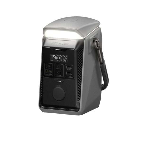 Eine kompakte, tragbare Powerstation in einem schlanken, grauen Design mit einem LCD-Display, das den Batteriestand und die Leistungsabgabe anzeigt. Es verfügt über mehrere Ausgangsanschlüsse zum Laden von Geräten, einen Knopf zur Leistungssteuerung und eine integrierte Leuchte an der Oberseite. Das Gerät ist für den Einsatz im Freien konzipiert und verfügt über ein robustes Design und einen ergonomischen Griff für den einfachen Transport.