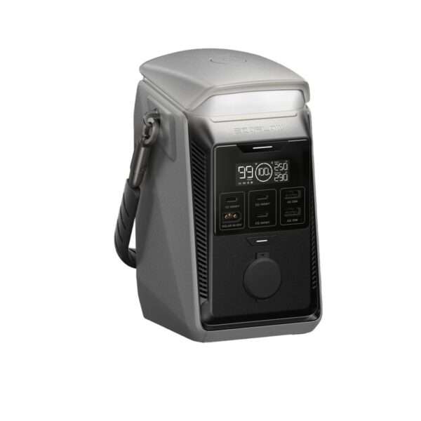 Eine kompakte, tragbare Powerstation in elegantem grauen Design mit Tragegriff. Auf der Vorderseite befindet sich eine digitale Schnittstelle, die den Batteriestand (99 %), Ein-/Ausgangsinformationen und verschiedene Anschlüsse zum Laden von Geräten, einschließlich einem Solareingang, anzeigt. Das Gerät ist für den Einsatz im Freien und in Notfällen konzipiert und vereint Funktionalität und moderne Ästhetik.