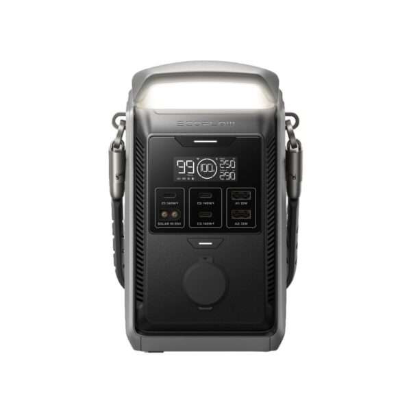 Eine kompakte, tragbare Powerstation in elegantem Schwarz-Silber-Design. Auf der Vorderseite befinden sich oben eine LED-Leuchte, die AN ist, ein Digitaldisplay, das den Akkustand, Eingangs- und Ausgangsinformationen anzeigt, sowie verschiedene Anschlüsse für Solar- und Stromanschlüsse. Das Gerät verfügt über mehrere Ausgangsbuchsen, die für verschiedene Wattzahlen gekennzeichnet sind. Zwei seitliche Griffe ermöglichen einen einfachen Transport.