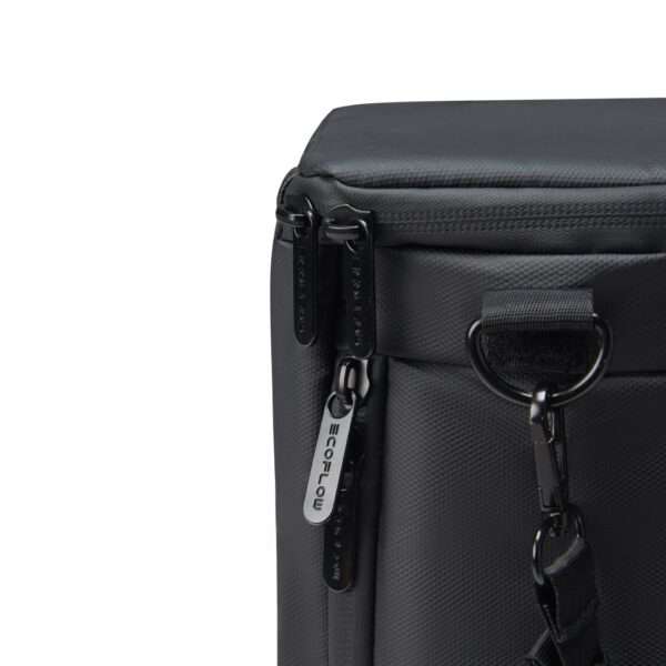 Nahaufnahme einer eleganten, schwarzen Schutztasche für die EcoFlow Trail Serie mit strukturierter Oberfläche. Im oberen Reißverschlussbereich befinden sich zwei schwarze Reißverschlusszüge und ein kleines Metallschild mit der Aufschrift ECOLOW. Die Tasche verfügt über eine seitliche Befestigungslasche mit einem Metallring, der ihr strapazierfähiges und funktionales Design unterstreicht.