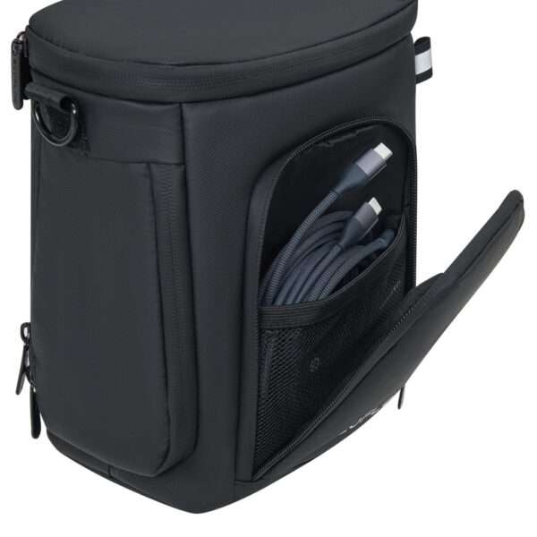 Eine elegante schwarze Tragetasche der EcoFlow Trail Serie mit abgerundeter Oberseite und seitlicher Reißverschlusstasche. Die Tasche verfügt über ein Netzfach, in dem mehrere USB-C-Kabel Platz finden. Das Äußere besteht aus strapazierfähigem Material und bietet ein modernes und minimalistisches Design, das sich ideal zum Ordnen von elektronischem Zubehör eignet.