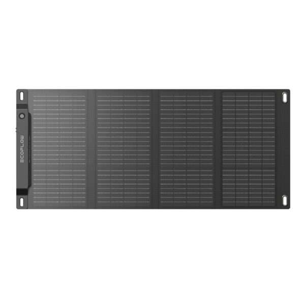 Ein flaches, rechteckiges Solarpanel mit einer eleganten schwarzen Oberfläche. Das Panel besteht aus mehreren Abschnitten, in die jeweils kleine Photovoltaikzellen eingebettet sind, die in einem Raster angeordnet sind. An beiden Enden befinden sich Ösen zur Befestigung oder Sicherung des Panels. Der Markenname EcoFlow ist auf der linken Seite angegeben und weist auf den Hersteller hin. Das Gesamtdesign ist modern und minimalistisch und eignet sich für tragbare Energielösungen.