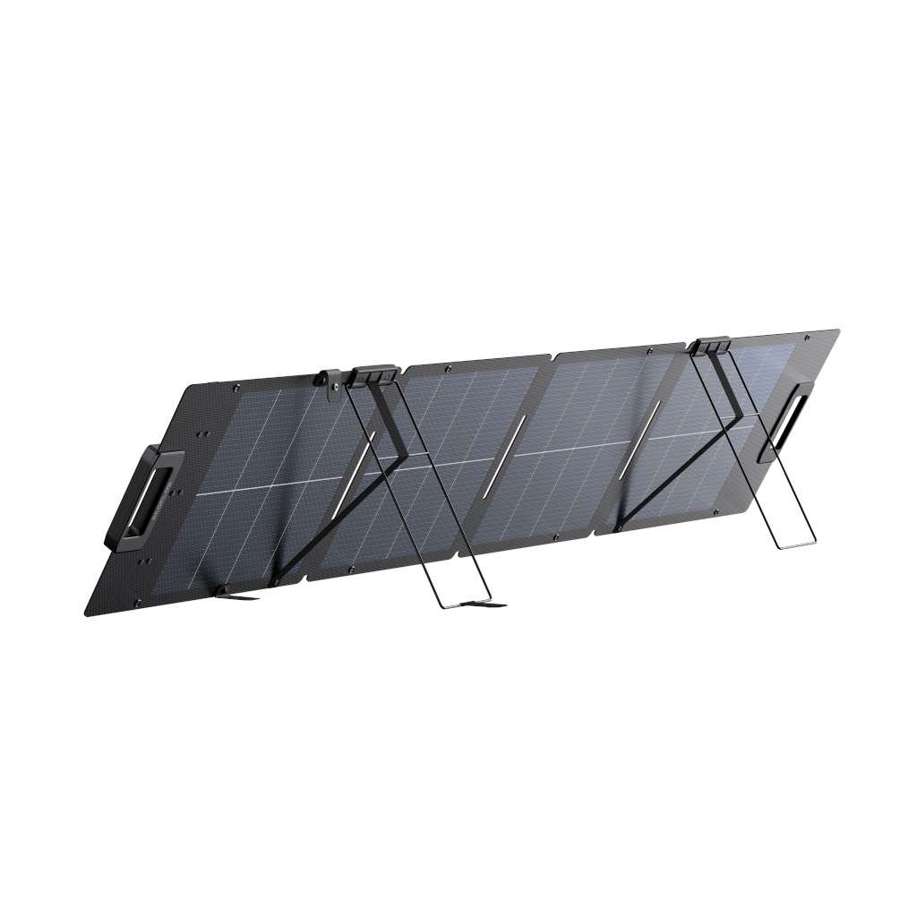 Ein faltbares Solarpanel mit mehreren Abschnitten, das sich durch ein elegantes schwarzes Design und eine strukturierte Oberfläche auszeichnet. Das Panel wird von zwei verstellbaren Ständern gestützt, sodass es für eine optimale Sonneneinstrahlung in einem bestimmten Winkel aufgestellt werden kann. Es verfügt über Griffe für einen einfachen Transport und ist für den Einsatz im Freien konzipiert, ideal zum Aufladen von Geräten oder zur Stromversorgung von Anlagen an abgelegenen Orten.
