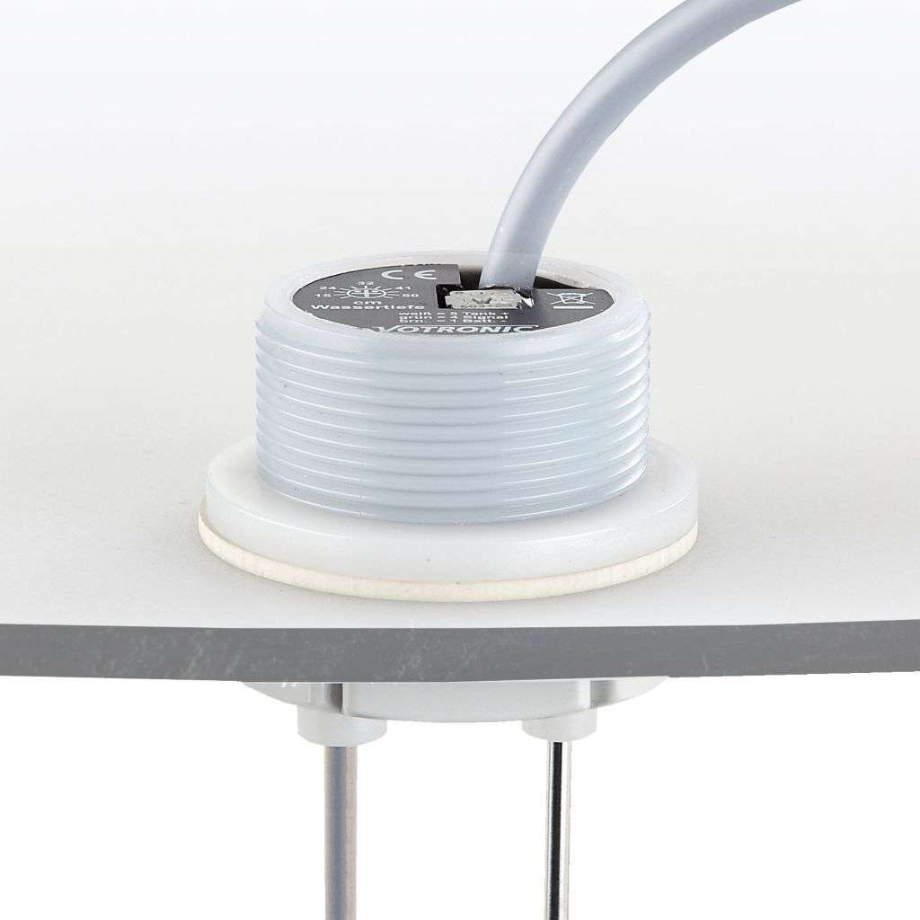 Nahaufnahme einer von außen eingebauten Tankelektrode. Aus dem Stecker ragt ein graues Kabel heraus, und er ist mit einer weißen sechseckigen Basis sicher befestigt. Die Baugruppe ist für elektrische Installationen konzipiert und auf der Oberfläche des Steckers ist ein Markenzeichen zu sehen. Der Hintergrund ist schlicht und neutral.