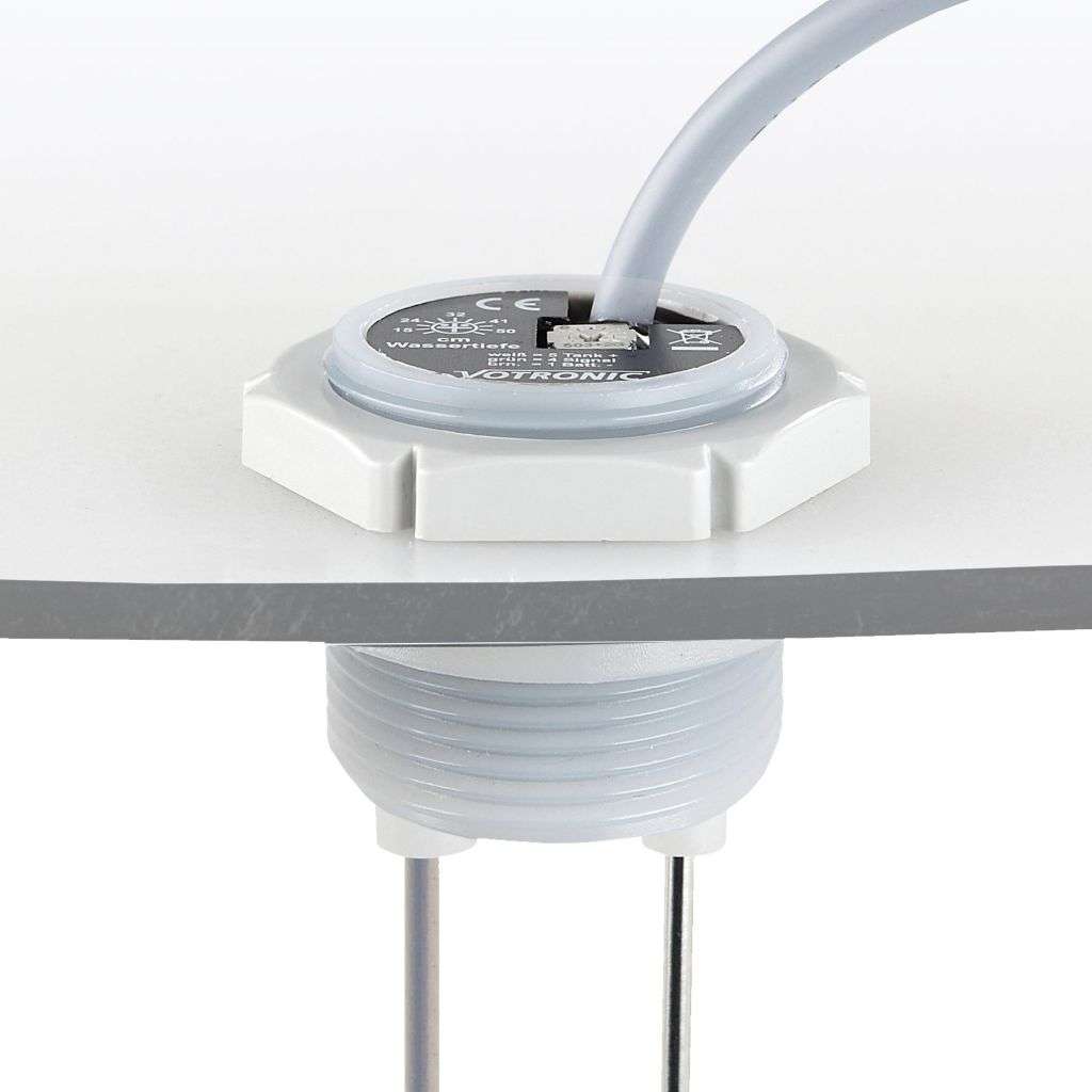 Nahaufnahme einer von innen eingebauten Tankelektrode. Aus dem Stecker ragt ein graues Kabel heraus, und er ist mit einer weißen sechseckigen Basis sicher befestigt. Die Baugruppe ist für elektrische Installationen konzipiert und auf der Oberfläche des Steckers ist ein Markenzeichen zu sehen. Der Hintergrund ist schlicht und neutral.