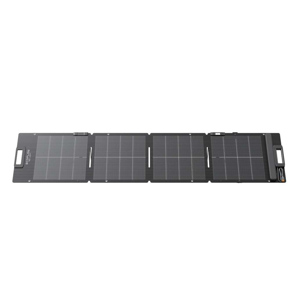 Ein faltbares Solarpanel mit vier horizontal angeordneten Paneelen. Jedes Paneel verfügt über ein Raster aus kleinen Photovoltaikzellen vor einem schwarzen Hintergrund. An einem Ende befindet sich ein Griff zum Tragen, während das gegenüberliegende Ende Anschlüsse zum Aufladen von Geräten aufweist. Das Gesamtdesign ist kompakt und leicht und eignet sich für den Einsatz im Freien.